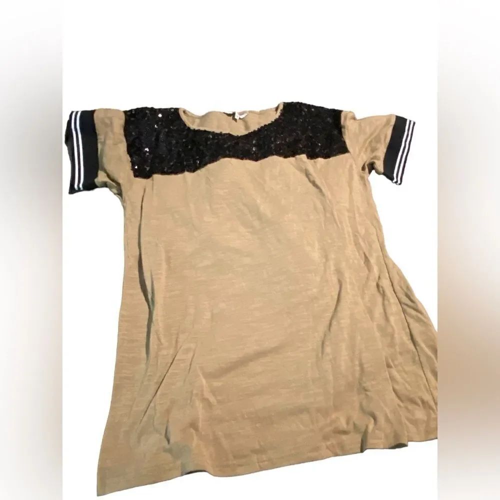 BKE size medium excellent condition shirt sleeved tee with sequins accents